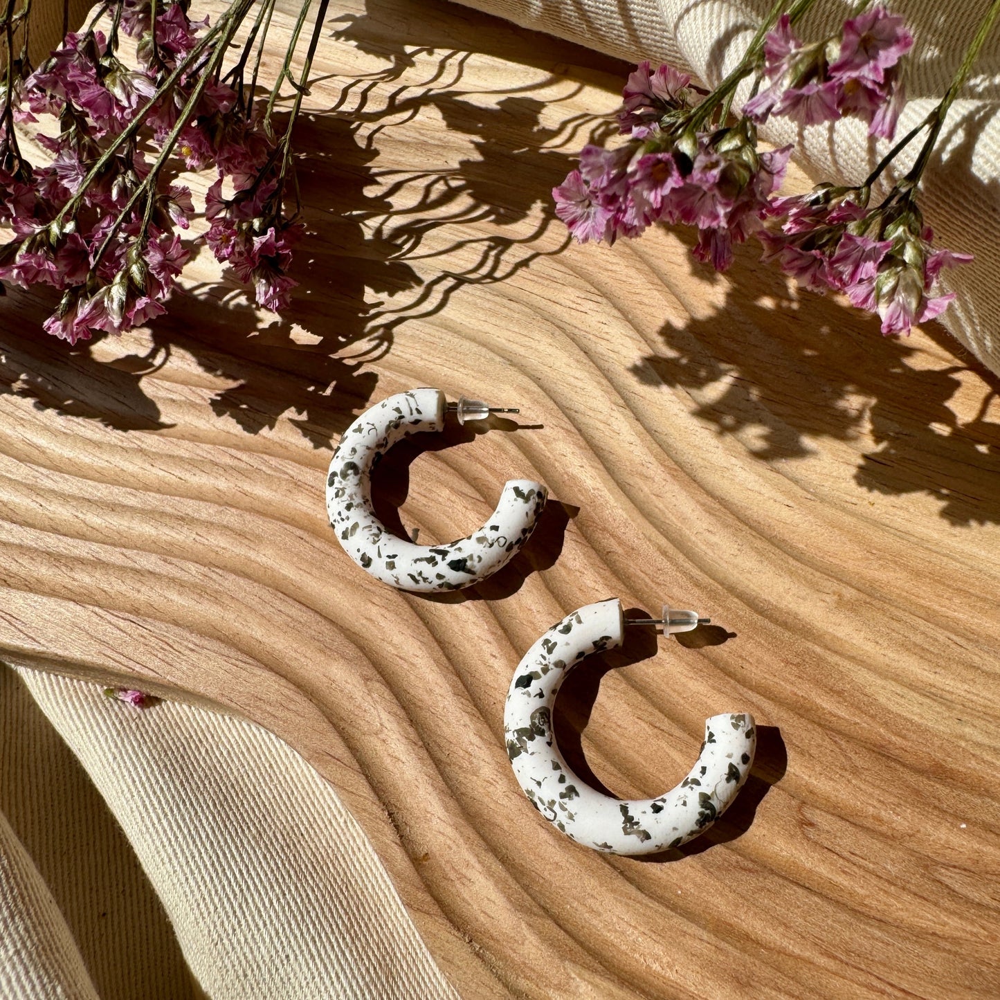 SMALL BLACK & WHITE SPECKLE HOOP EARRINGS