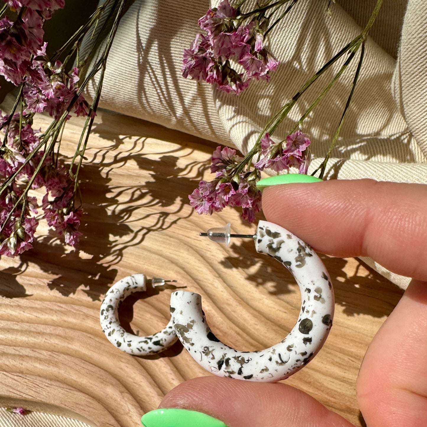 SMALL BLACK & WHITE SPECKLE HOOP EARRINGS