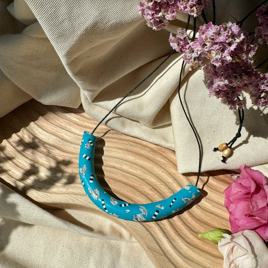 BLUE ABSTRACT STRIPE ARCH NECKLACE