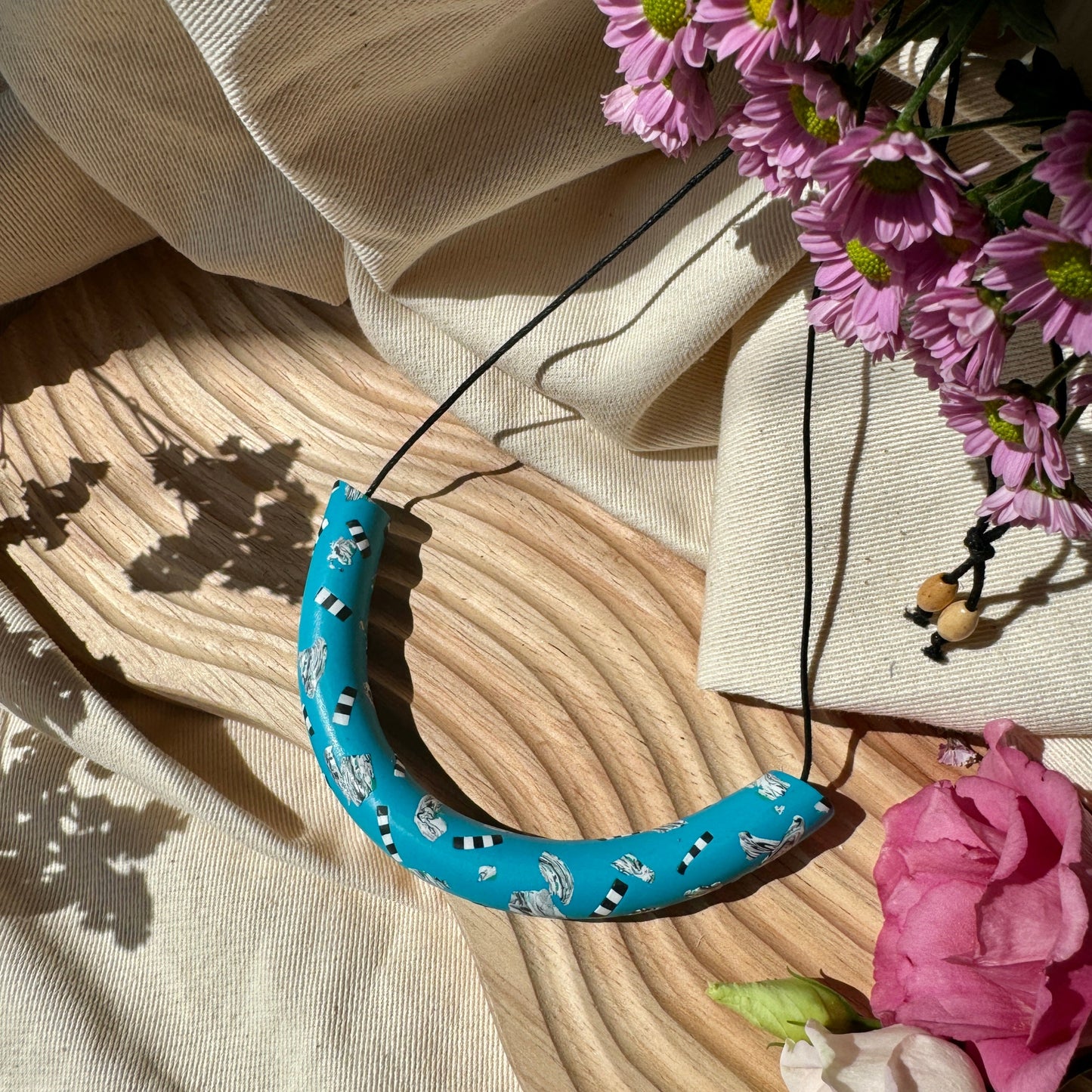 BLUE ABSTRACT STRIPE ARCH NECKLACE