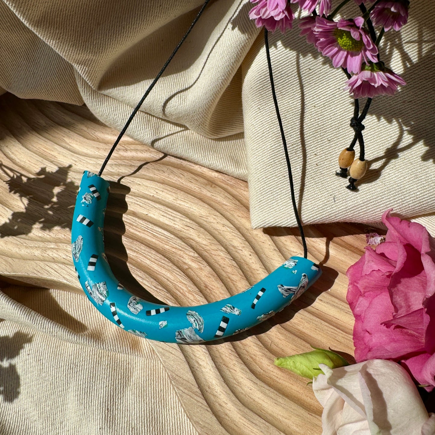 BLUE ABSTRACT STRIPE ARCH NECKLACE