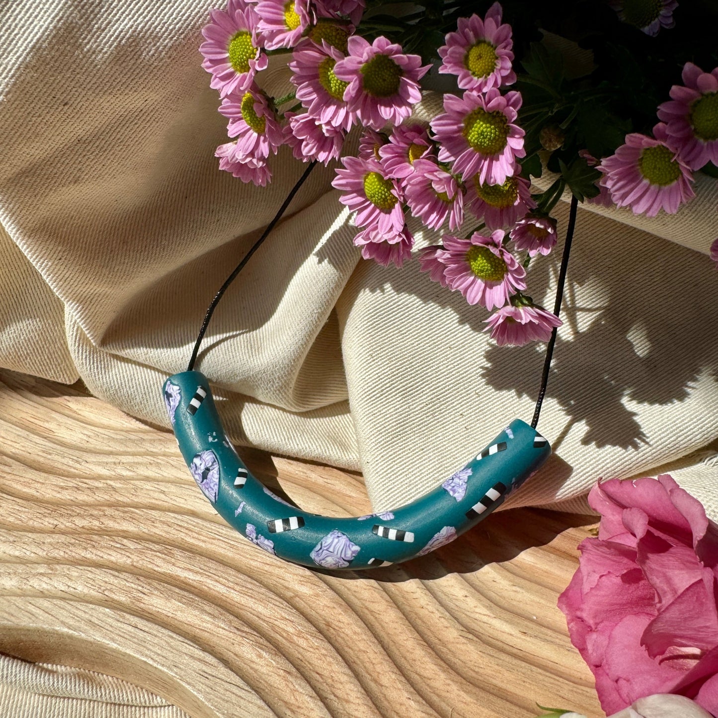 MEDIUM ABSTRACT GREEN ARCH NECKLACE
