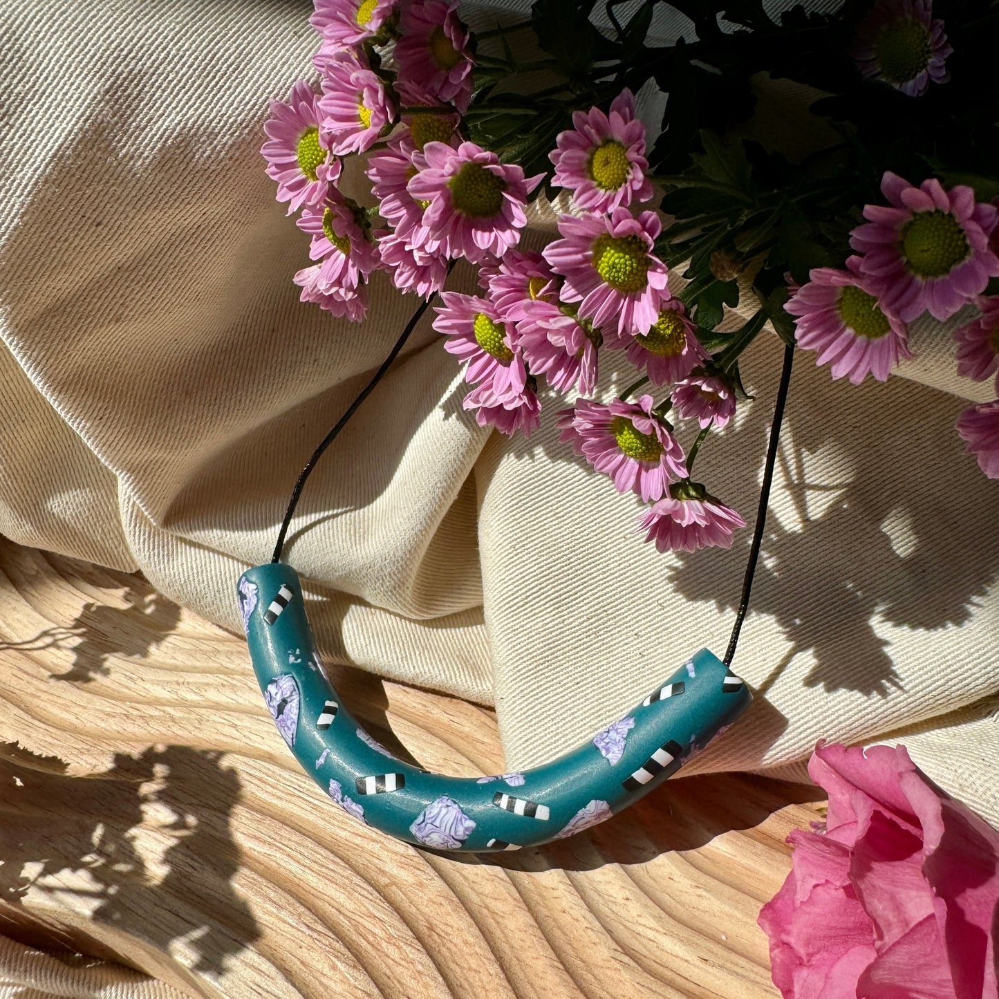MEDIUM ABSTRACT GREEN ARCH NECKLACE