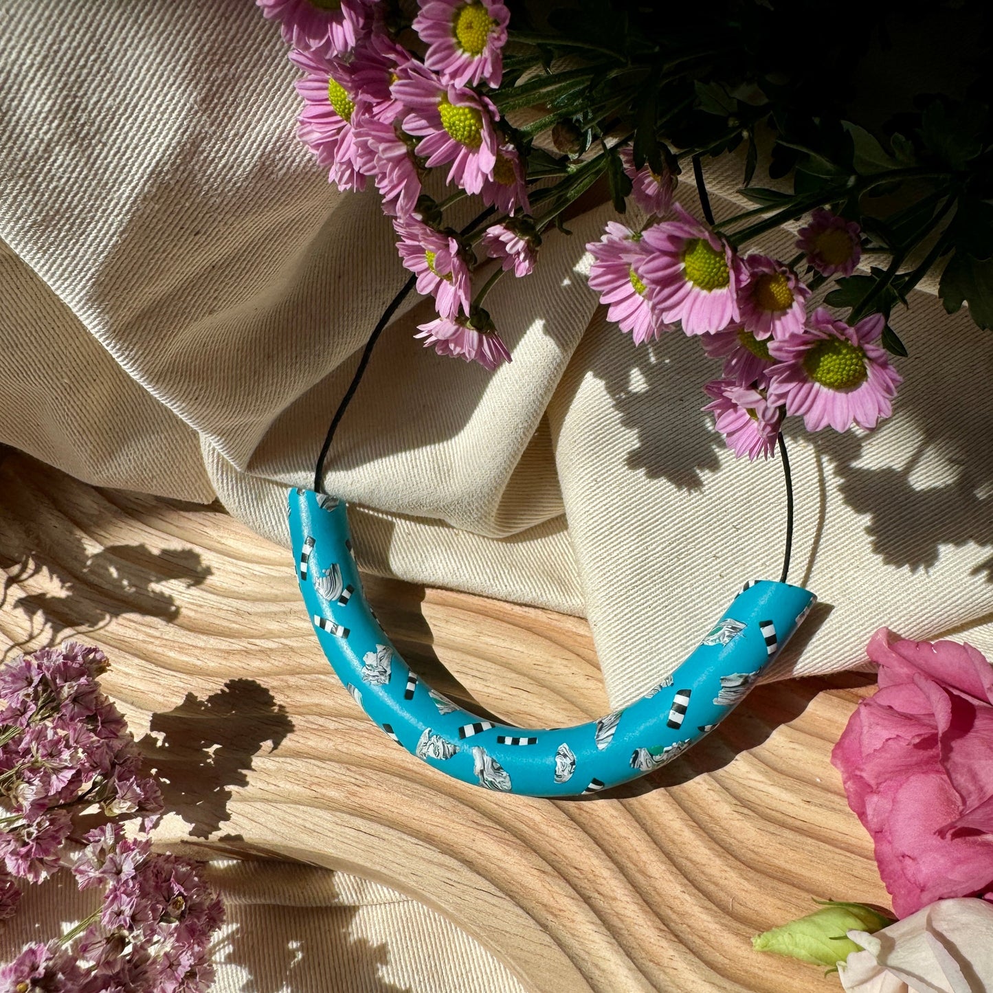 BLUE ABSTRACT STRIPE ARCH NECKLACE