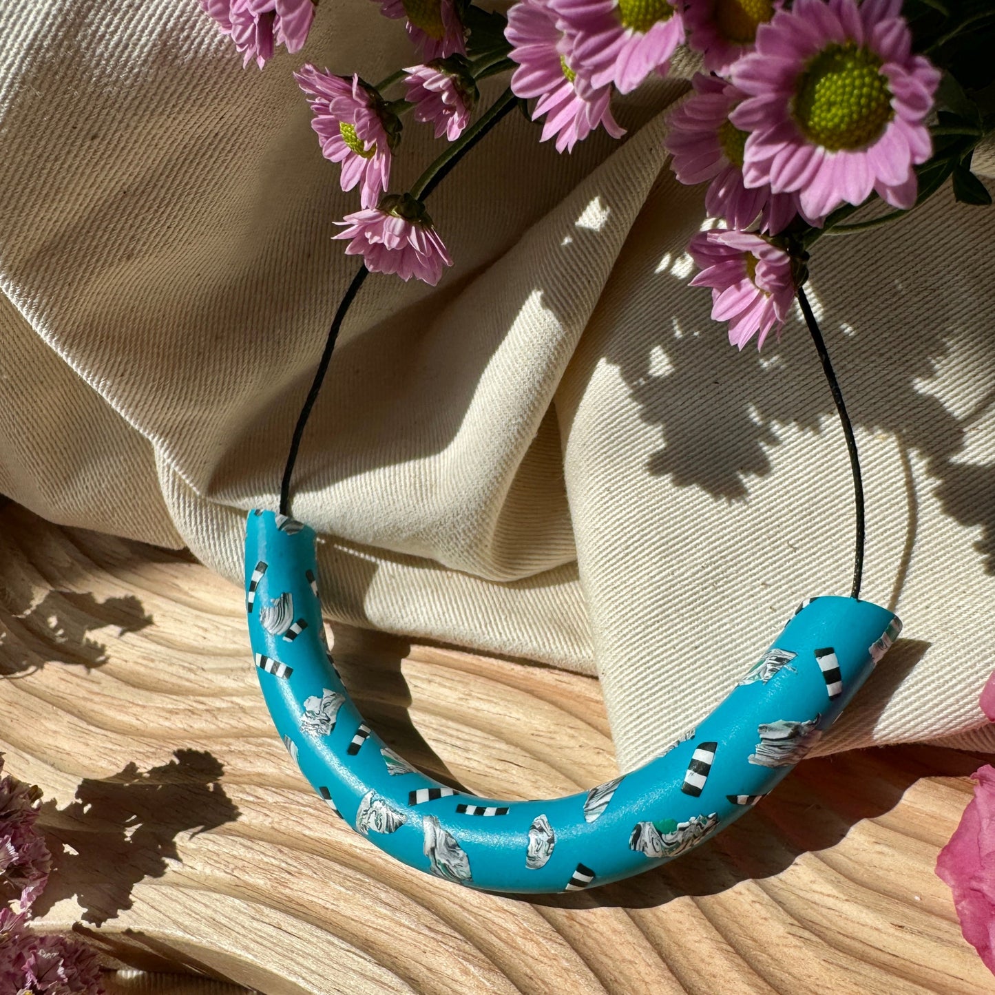 BLUE ABSTRACT STRIPE ARCH NECKLACE