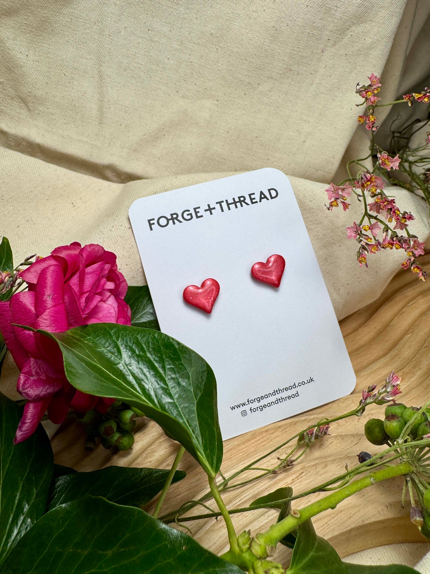 RED METALLIC GLITTER HEART STUDS