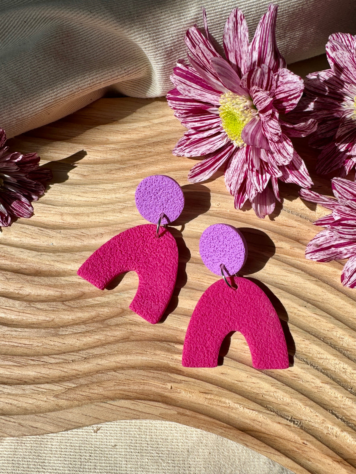 FUCHSIA TEXTURED ARC EARRINGS