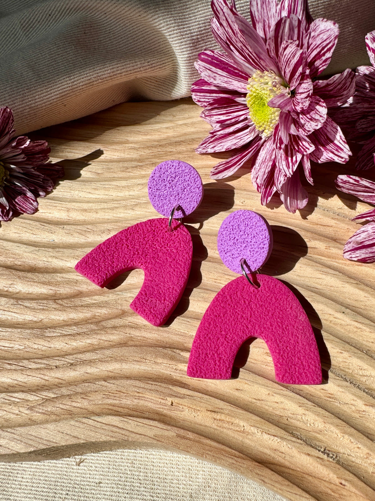 FUCHSIA TEXTURED ARC EARRINGS