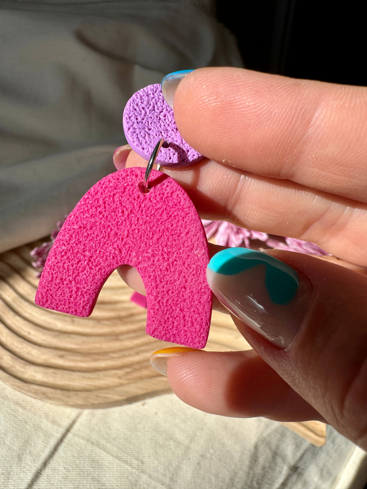 FUCHSIA TEXTURED ARC EARRINGS
