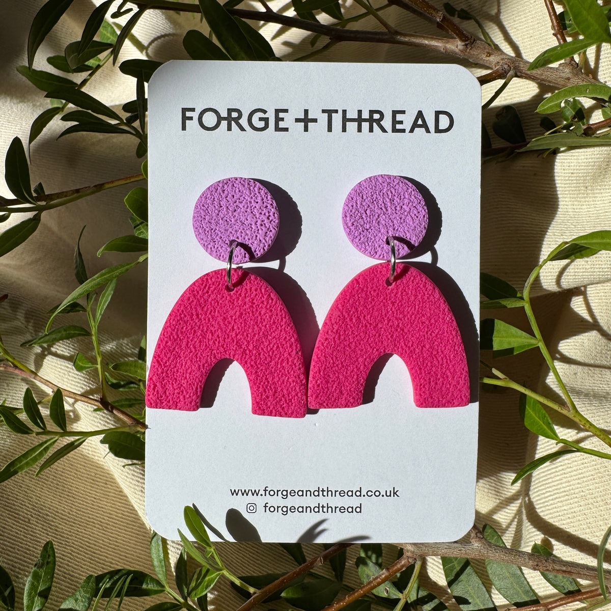 FUCHSIA TEXTURED ARC EARRINGS