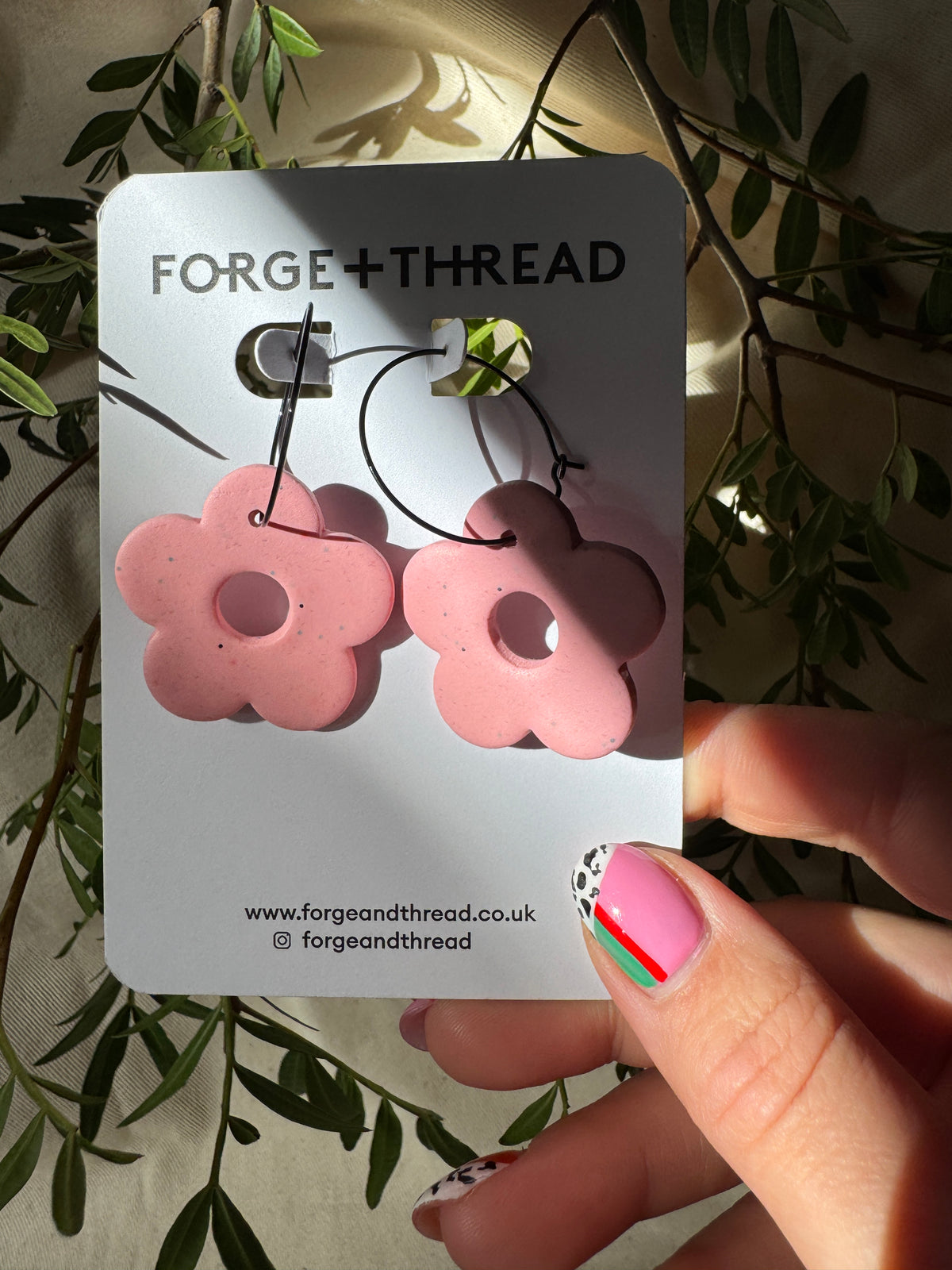 PINK SPECKLE FLOWER WIRE EARRINGS