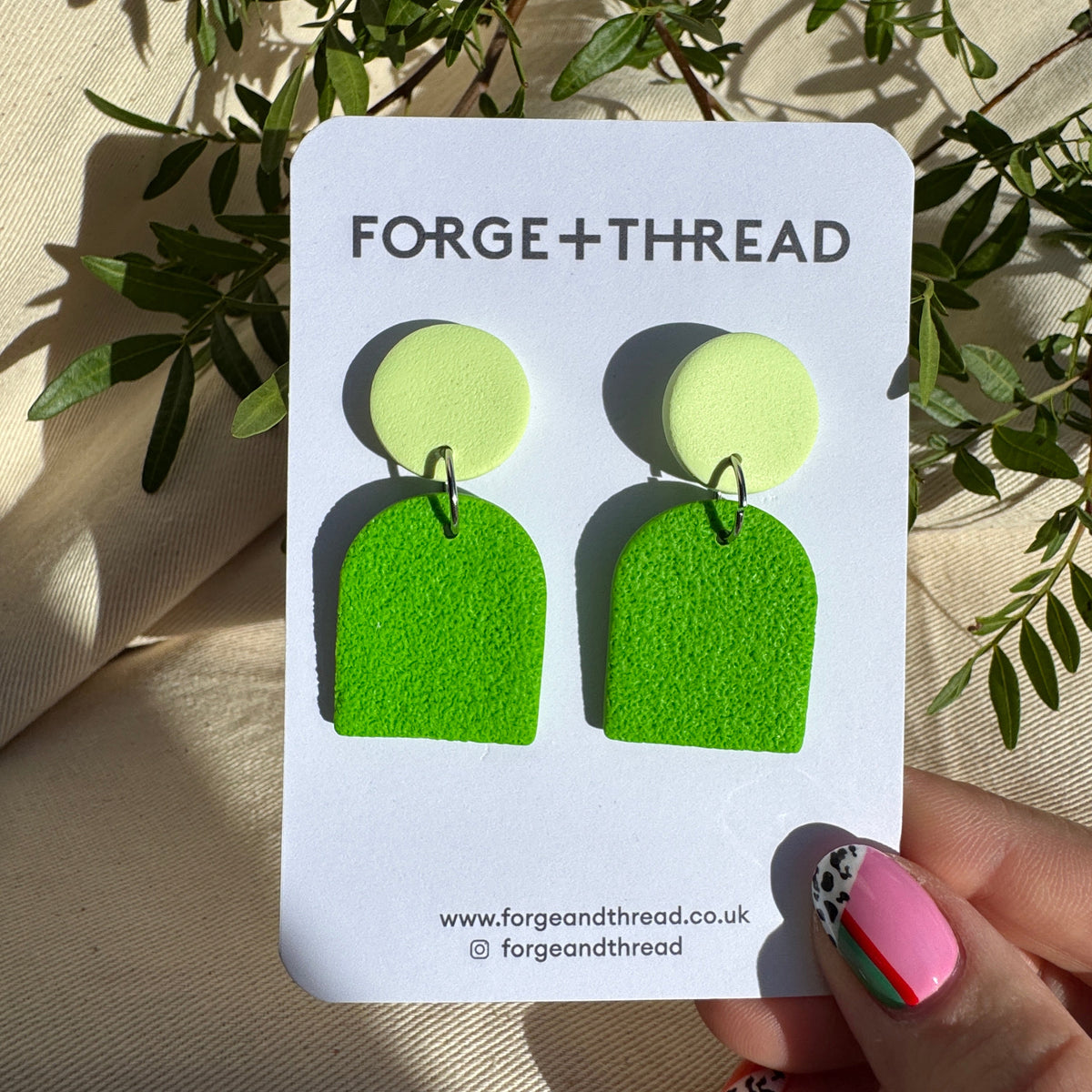 BRAT GREEN TEXTURED SMALL ARCH EARRINGS