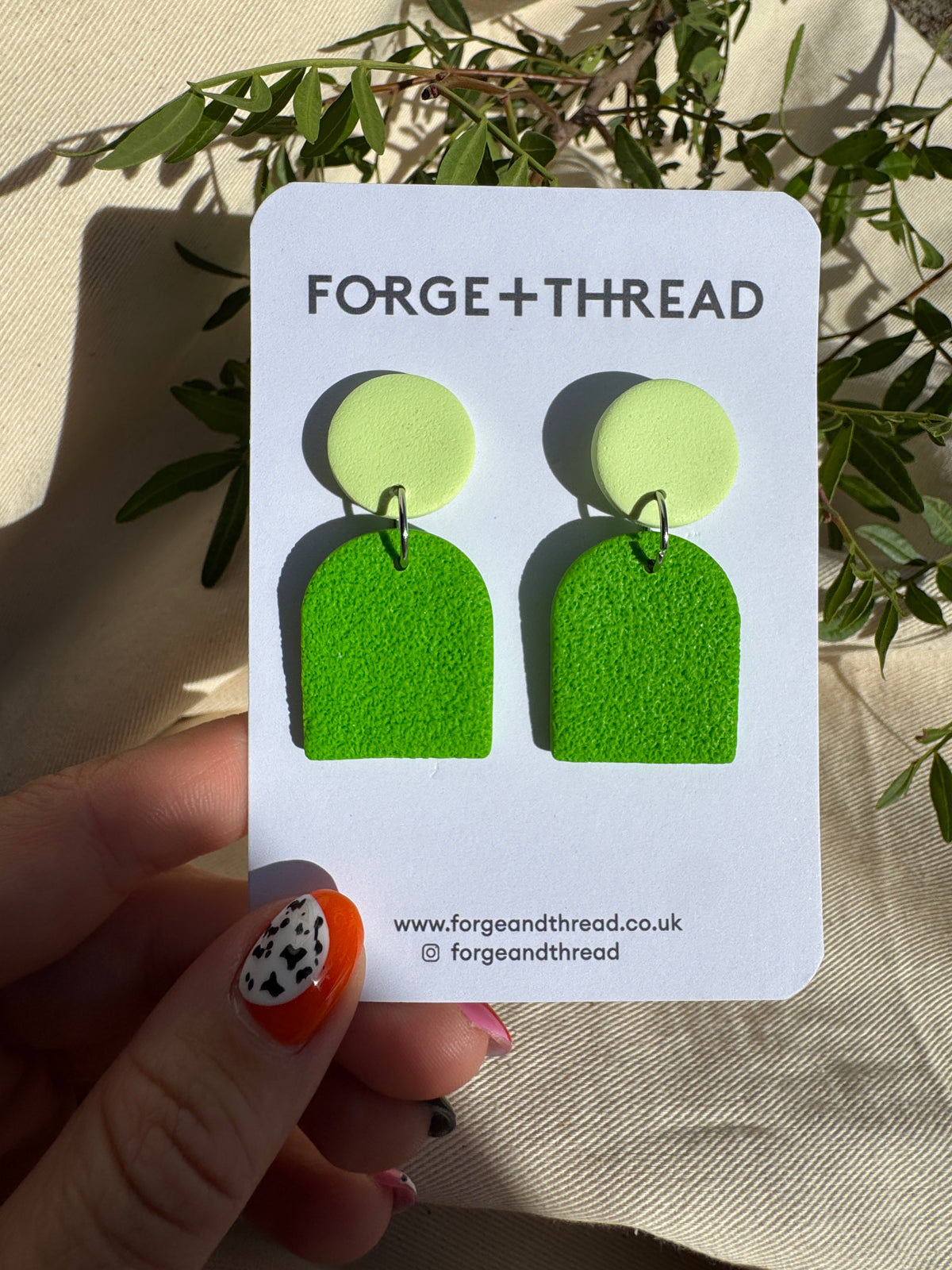 BRAT GREEN TEXTURED SMALL ARCH EARRINGS