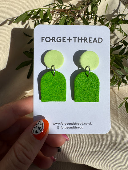 BRAT GREEN TEXTURED SMALL ARCH EARRINGS