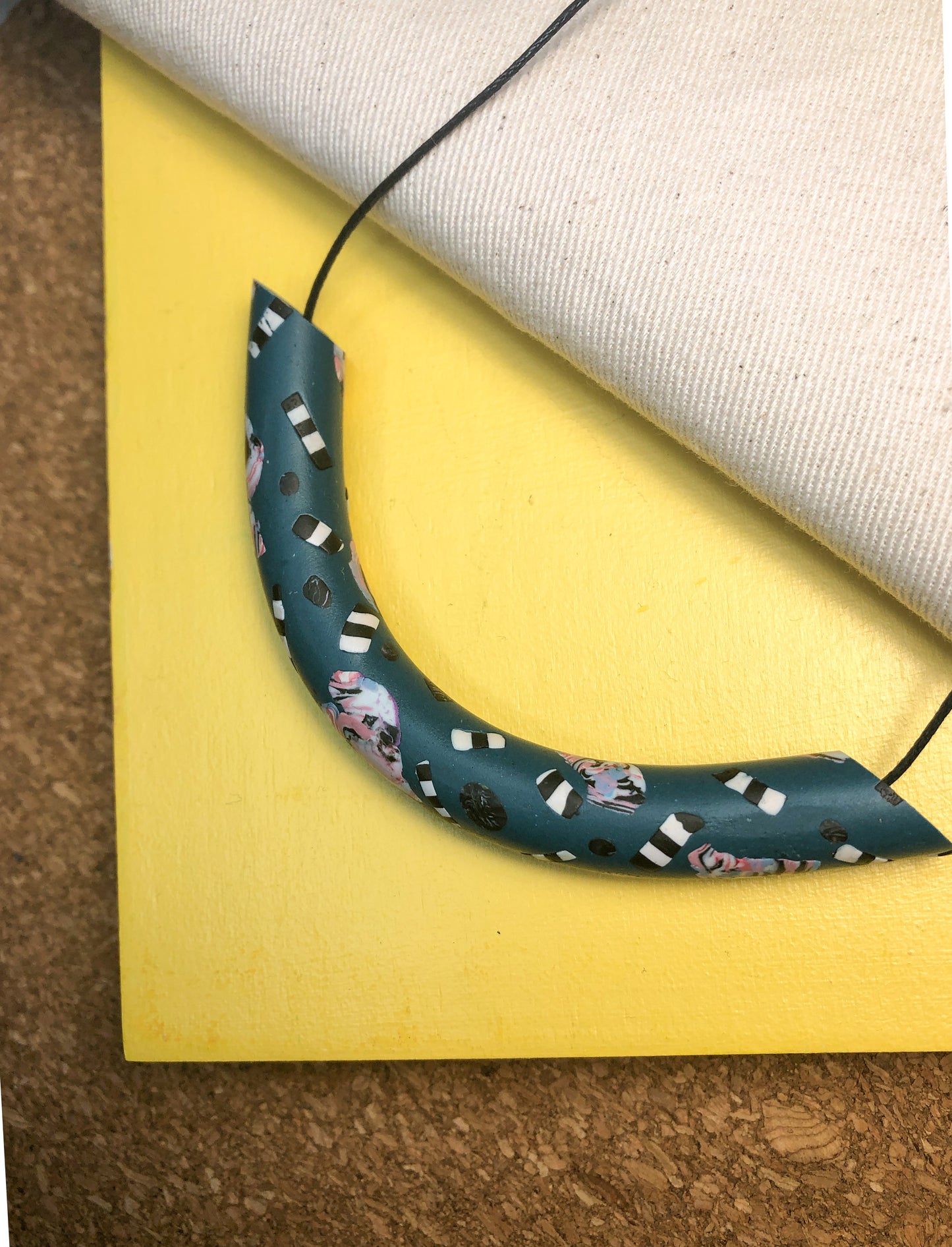 ABSTRACT DEEP GREEN ARCH NECKLACE