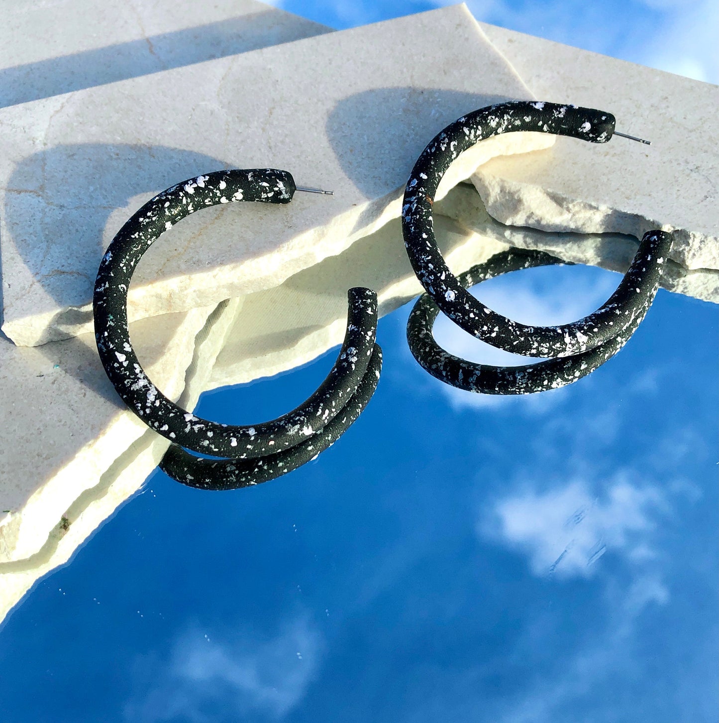 BLACK SPECKLE HOOP EARRINGS
