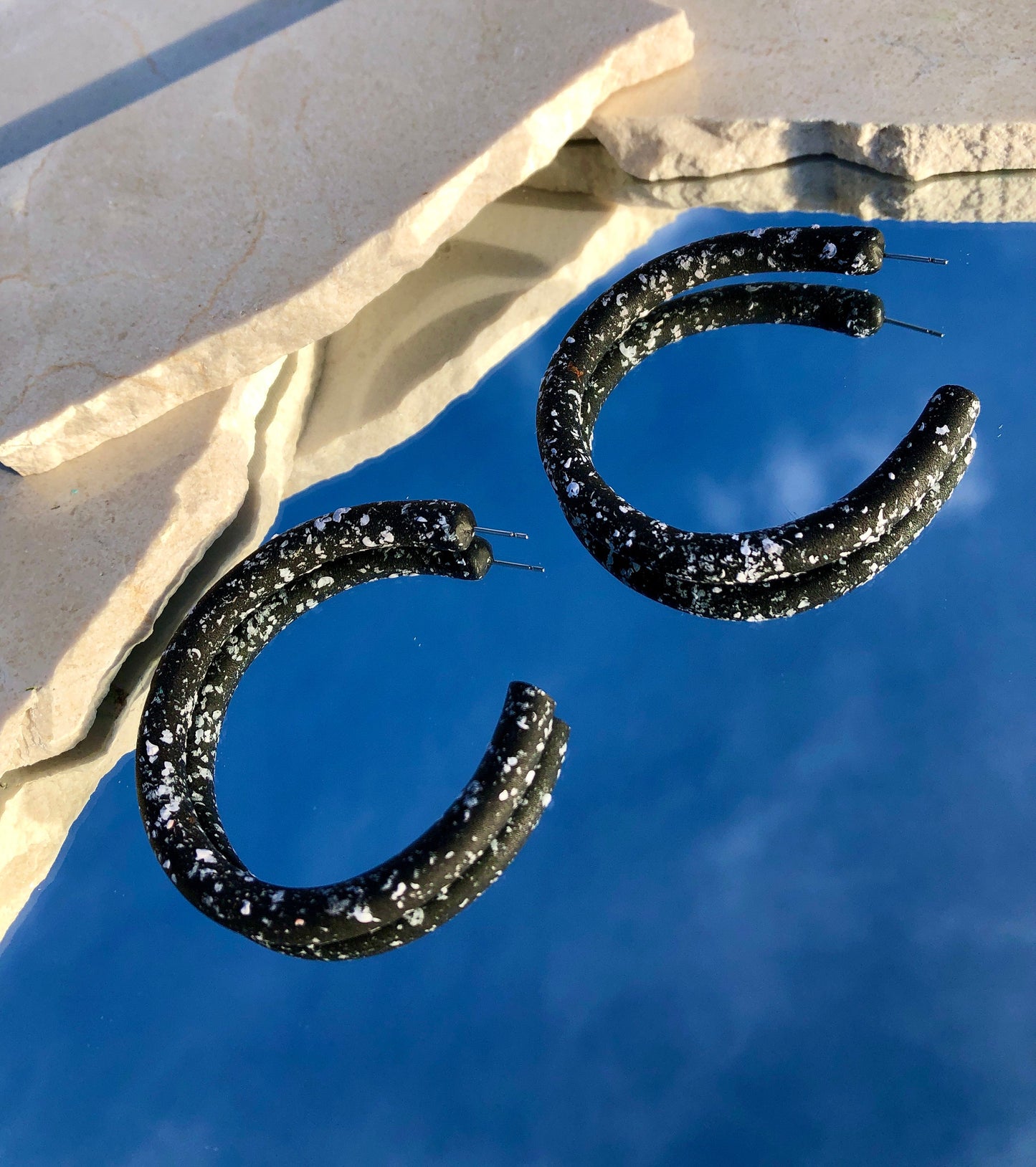 BLACK SPECKLE HOOP EARRINGS