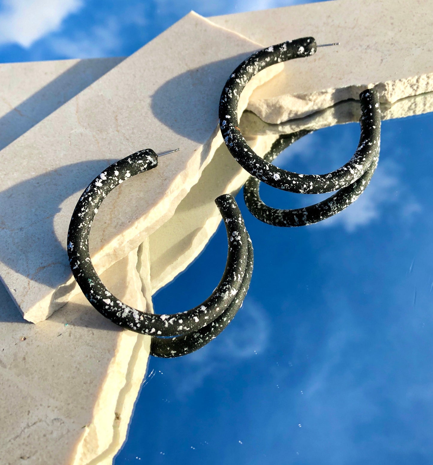 BLACK SPECKLE HOOP EARRINGS