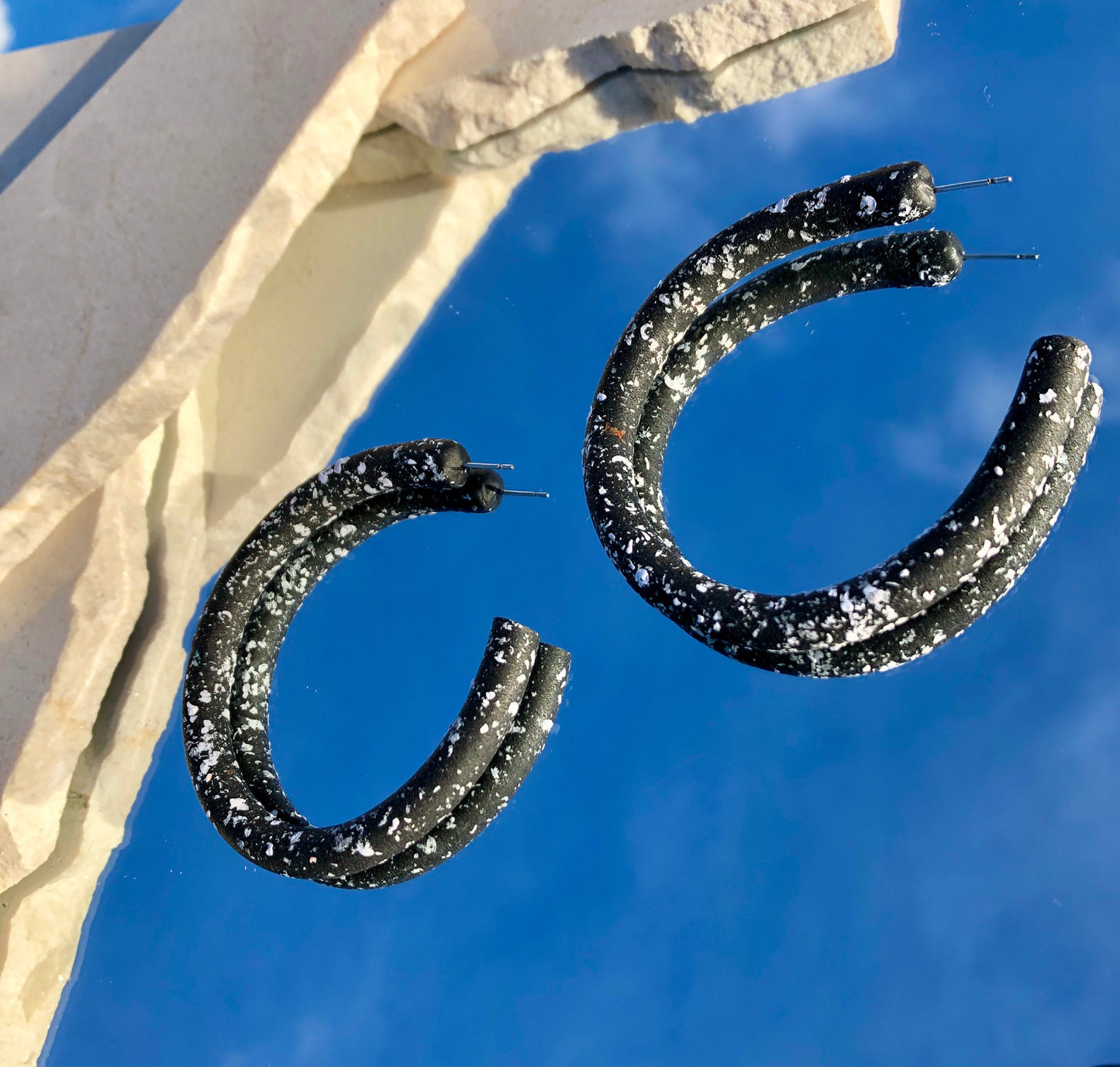 BLACK SPECKLE HOOP EARRINGS