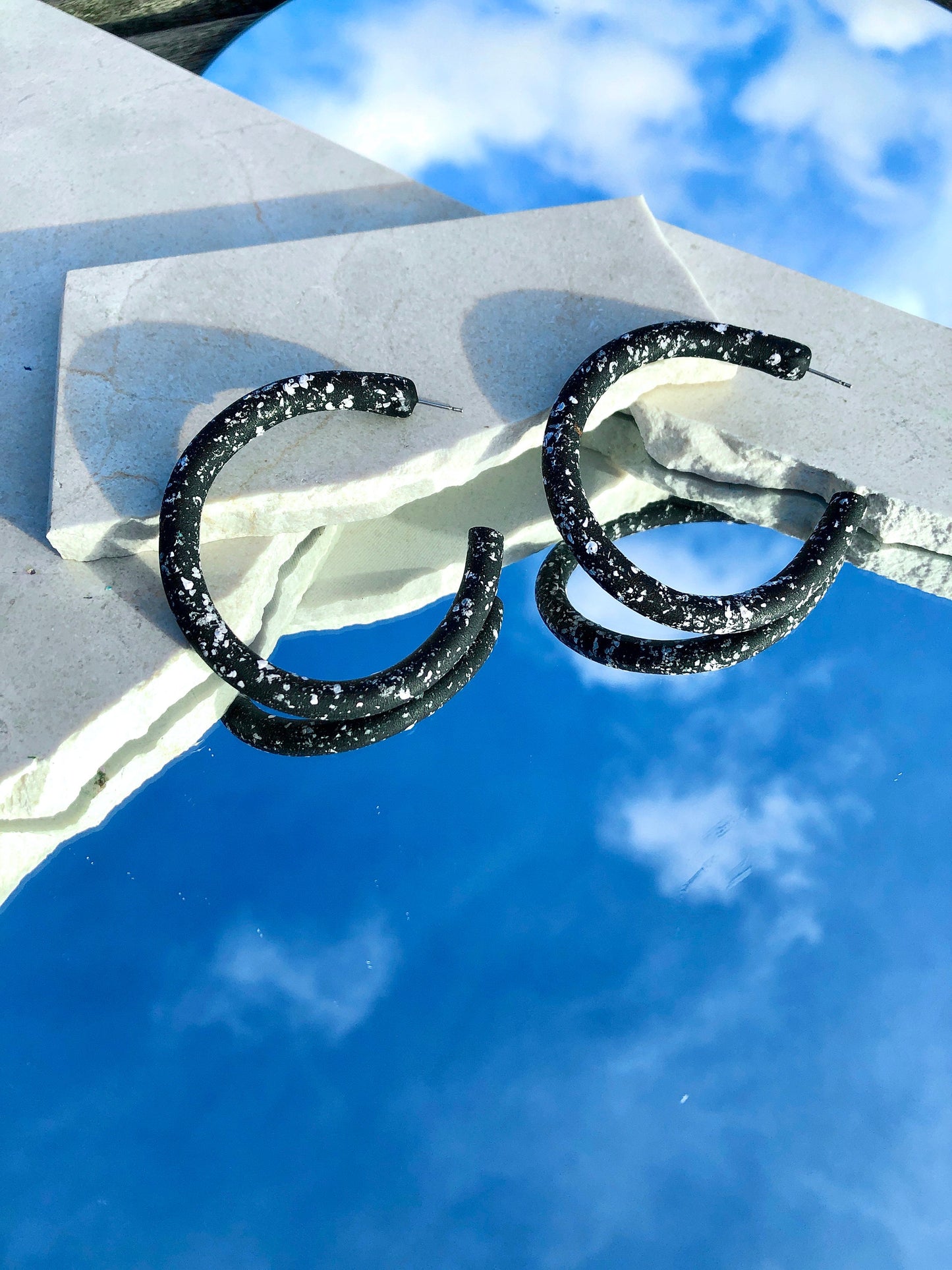 BLACK SPECKLE HOOP EARRINGS