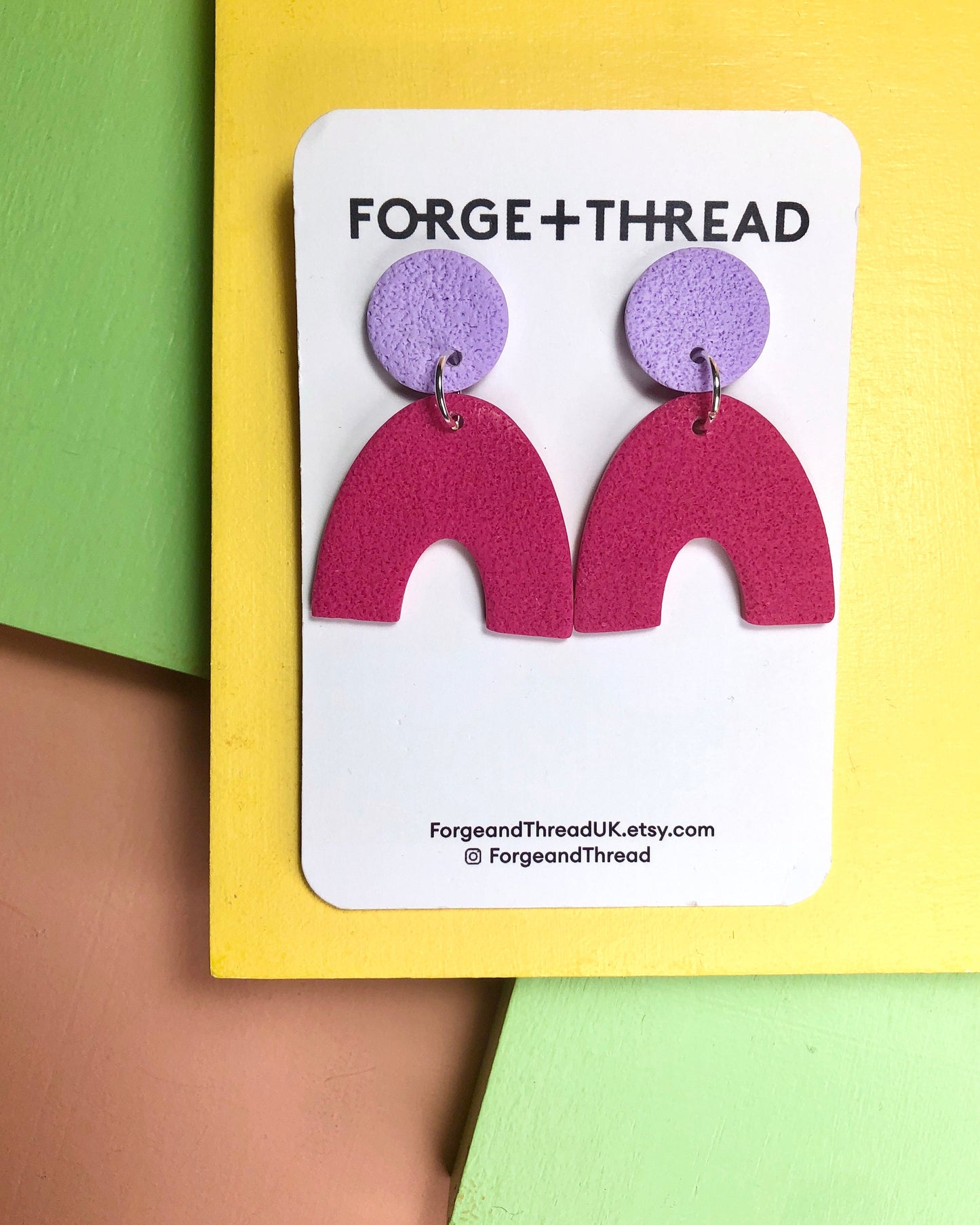 FUCHSIA TEXTURED ARC EARRINGS