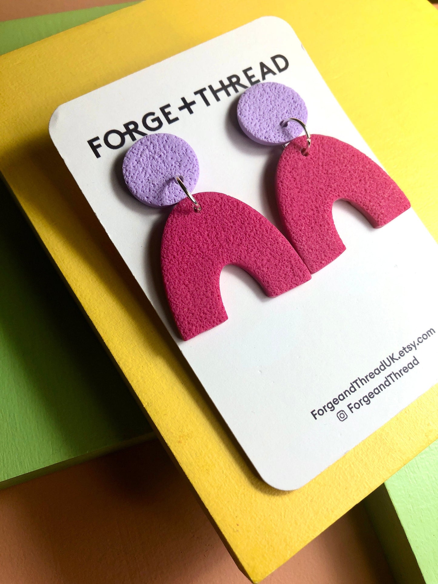 FUCHSIA TEXTURED ARC EARRINGS