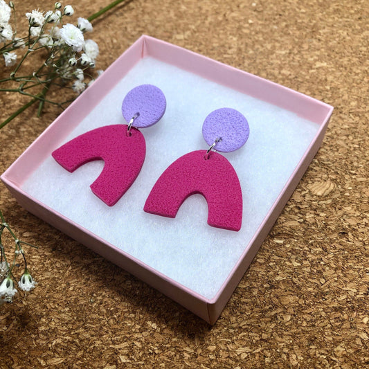 FUCHSIA TEXTURED ARC EARRINGS